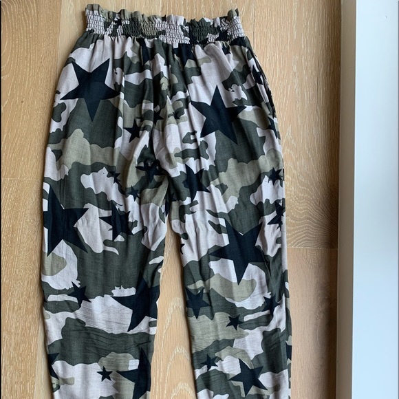 Chaser Camo pants with stars - Picture 1 of 2
